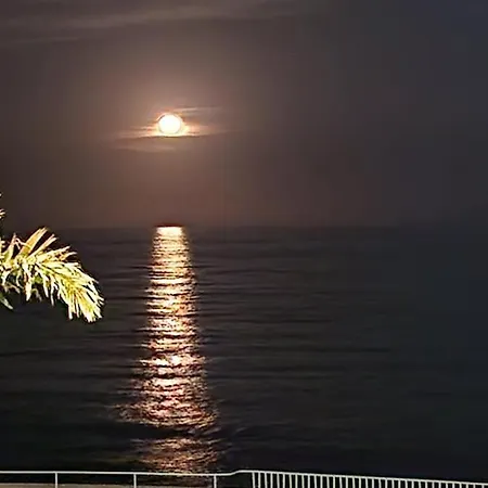 Дом отдыха Warm & Cozy With Lovely Sea View